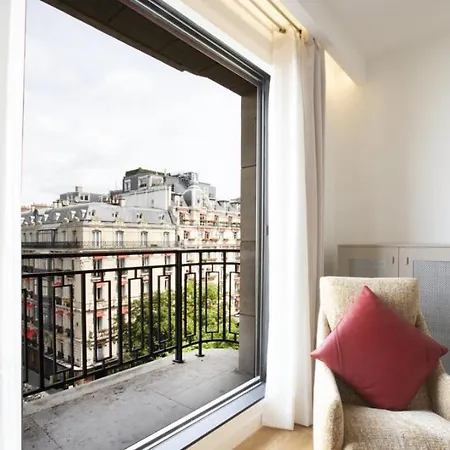 Jolie Champs Elysee Apartment