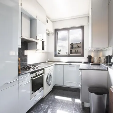 Apartment Jolie Champs Elysee Paris