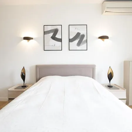 Jolie Champs Elysee Apartment
